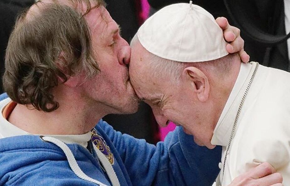 Niecodzienna sytuacja podczas audiencji. Wierny pocałował papieża Franciszka w czoło