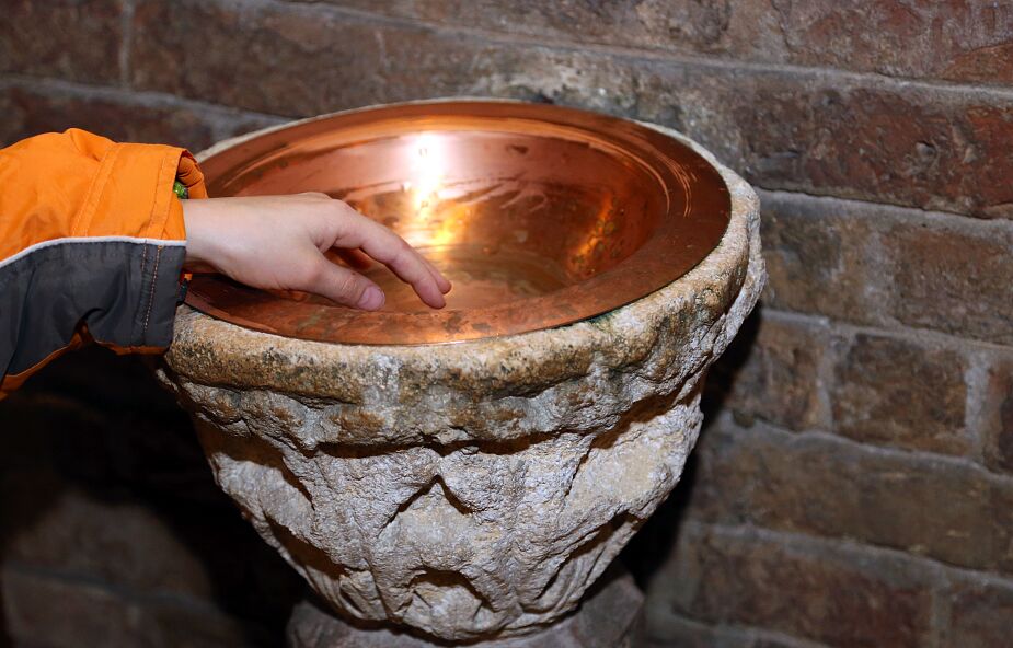 Woda święcona we włoskich kościołach zostanie usunięta z powodu koronawirusa