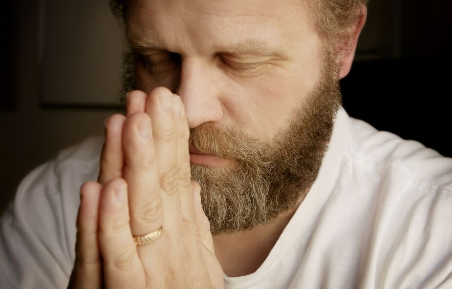 Na czym polega modlitwa głębi serca?