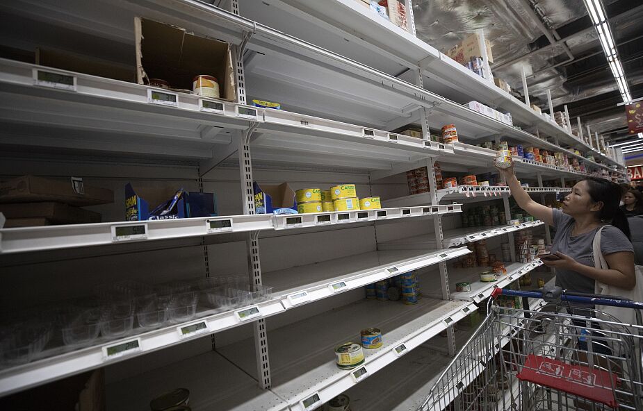 Supermarkety w Singapurze w związku z koronowirusem wprowadzają ograniczenia zakupów