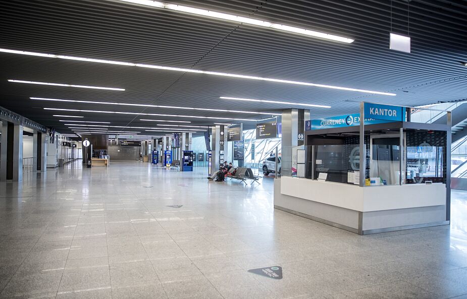 Terminal lotniska Kraków Airport zamknięty dla osób postronnych