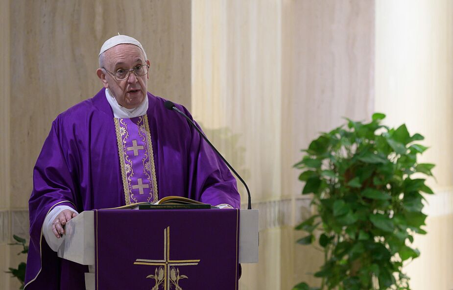 Papież modlił się za zmarłych z powodu koronawirusa i zachęcił do przeczytania dzisiejszej ewangelii