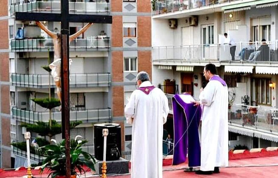 Włochy: ksiądz odprawia Msze na dachu kościoła w Neapolu