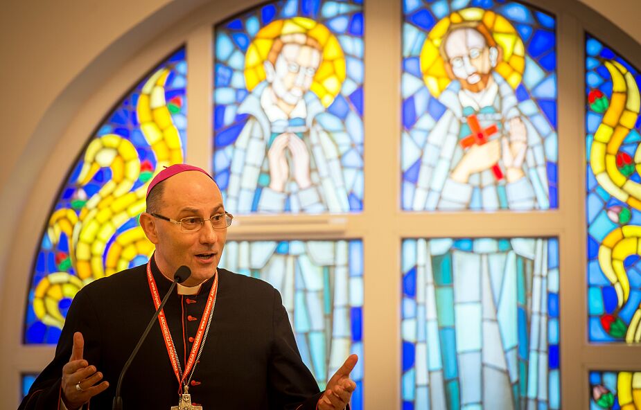 Abp Polak: Kościół informuje wiernych o koronawirusie