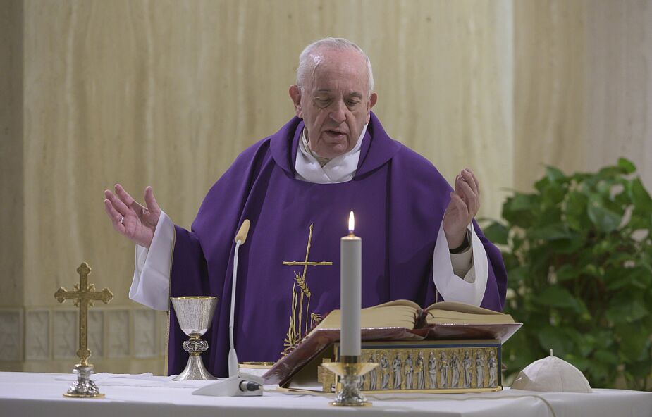 Papież modlił się za bezdomnych i zachęcił do kontemplacji krzyża