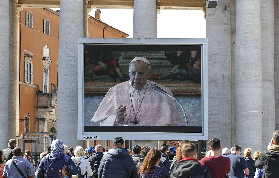 Franciszek: trochę dziwna jest ta dzisiejsza modlitwa Anioł Pański z papieżem osadzonym w bibliotece