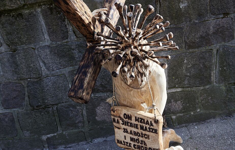 Przy kościele w Sopocie stanęła nietypowa figura Jezusa. Na głowie ma koronę... z koronawirusa