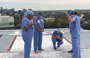 Pielęgniarki z USA modlą się na dachu szpitala za personel i pacjentów