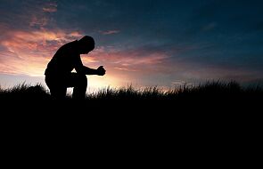 Czujesz, że Bóg jest daleki od twojego życia? Ta modlitwa może to radykalnie zmienić