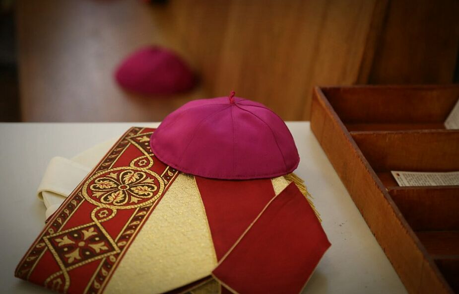 Dymisja biskupa, który krytykował noszenie maseczek