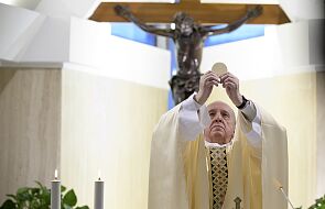 Franciszek modlił się za zmarłych i przestrzegł przed zniewoleniami utrudniającymi wiarę