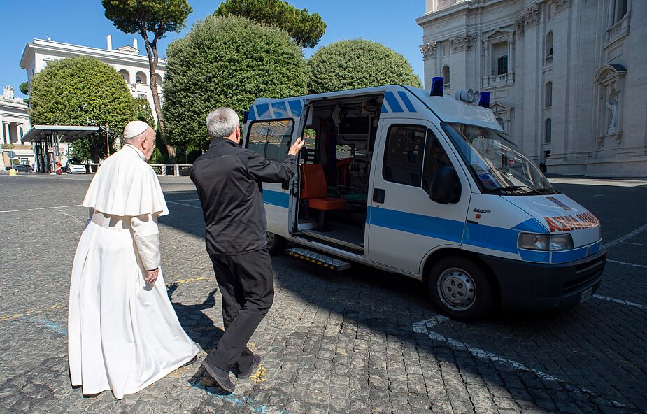 Watykan: papież Franciszek oddał do dyspozycji bezdomnych karetkę pogotowia