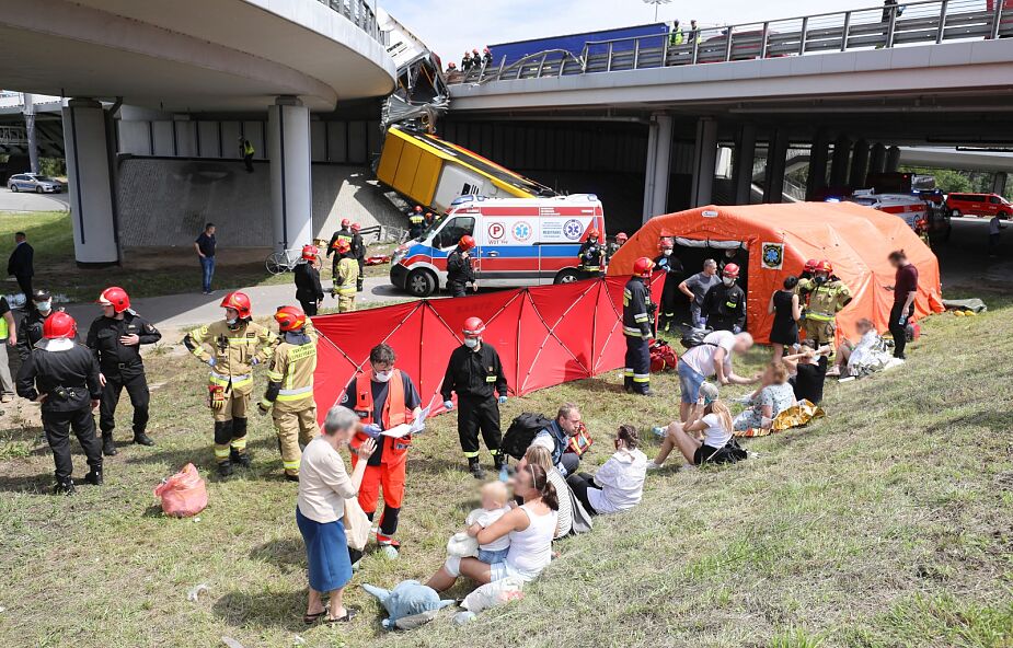 Warszawa: Autobus spadł z wiaduktu, rośnie liczba poszkodowanych