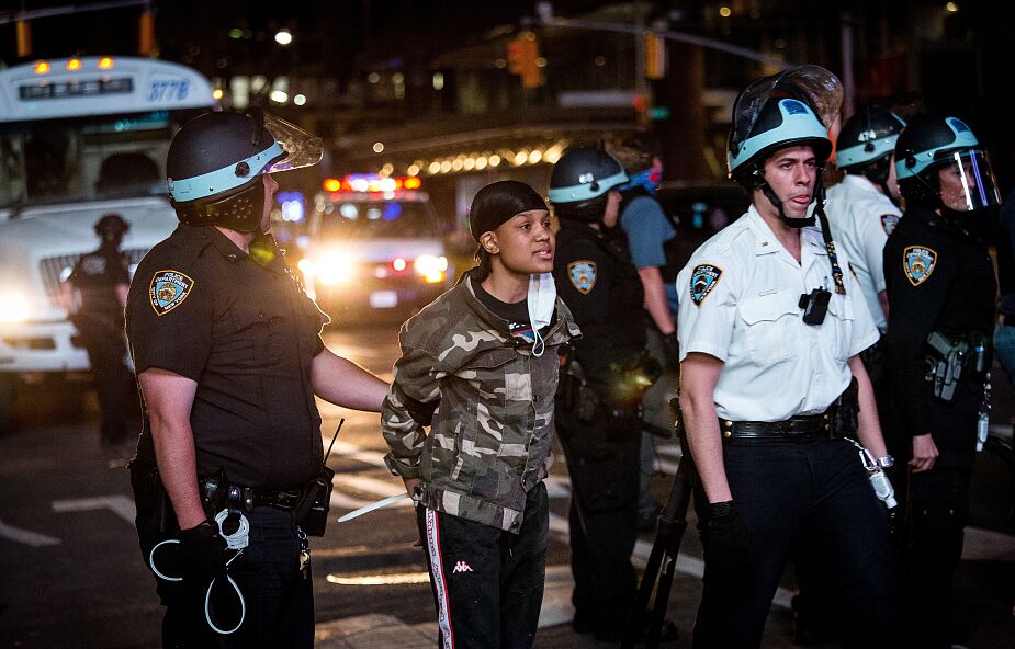 USA: godzina policyjna nie odstręczyła tysięcy ludzi od kontynuowania protestów w Nowym Jorku
