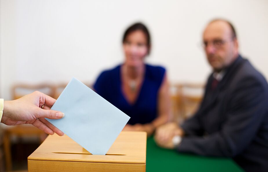 Członkini komisji wyborczej próbowała schować karty do głosownia
