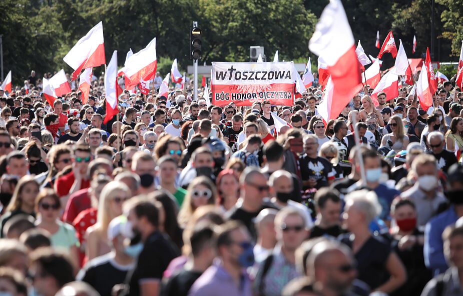 Stolica: na placu Zamkowym powstał żywy znak w hołdzie powstańcom warszawskim