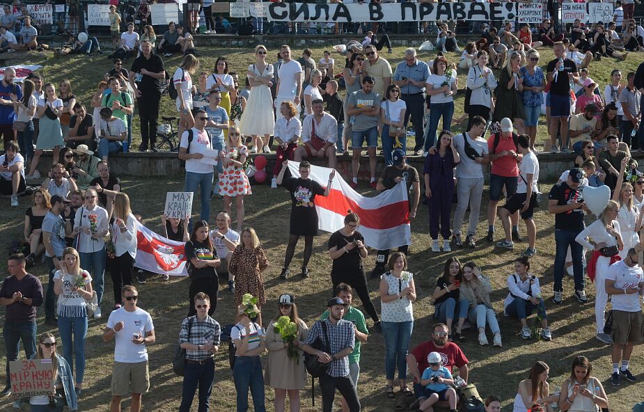 Białoruś: Z całego Mińska tysiące ludzi zmierzają na marsz wolności