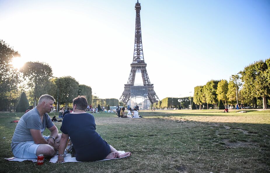 Francja: od poniedziałku w Paryżu obowiązek noszenia maski także na zewnątrz