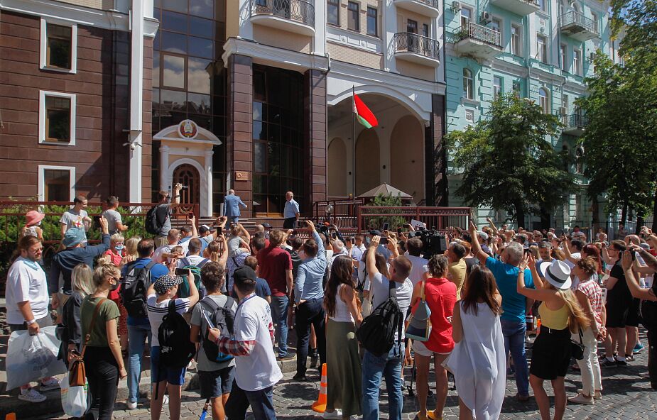 Wybory na Białorusi: frekwencja przekroczyła 50 proc.; zatrzymania w sztabie Cichanouskiej