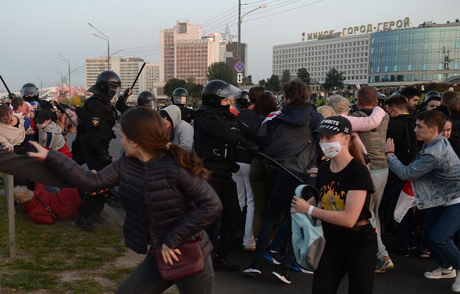 W Mińsku trwają zatrzymania protestujących, użyto armatek wodnych
