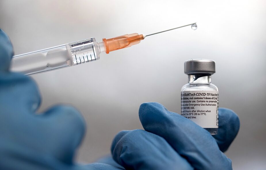 Niedzielski: w sobotę zaszczepiono blisko 17 tys. osób; system dostaw szczepionek w weekendy działa