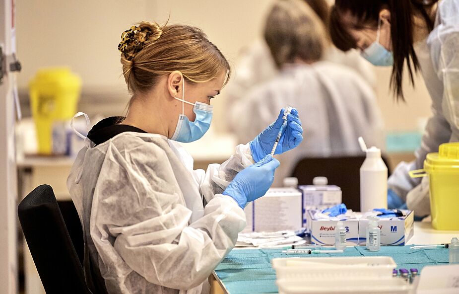 W Polsce wykonano dotąd ponad 700 tys. szczepień przeciw COVID-19