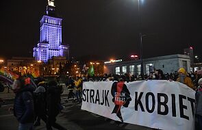 Warszawa: Protestujący sprzed siedziby TK udali się przed siedzibę PiS