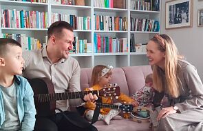 Monika i Marcin Gomułkowie razem z dziećmi zaśpiewali kolędę. "Dajecie tyle radości"