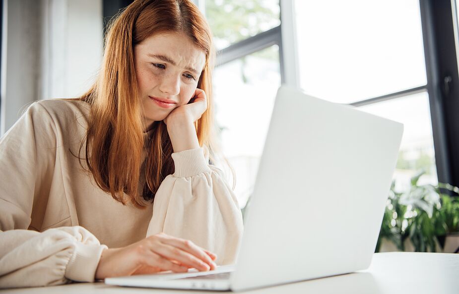 Ból głowy i zaburzenia snu to coraz częstsze objawy nadużywania internetu przez nastolatków