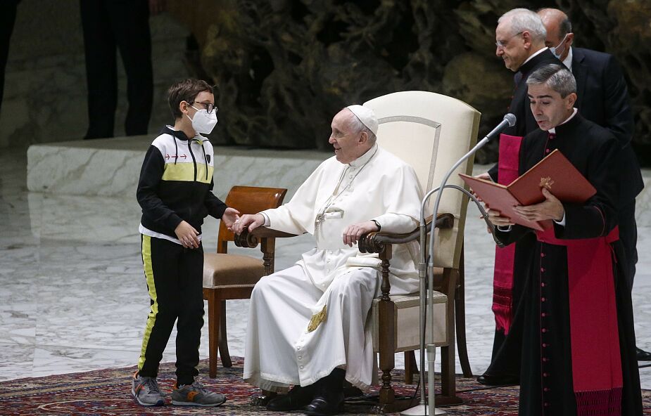 Dziecko usiadło obok papieża podczas audiencji