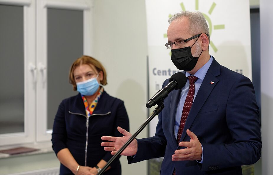 W Polsce padł rekord czwartej fali pandemii koronawirusa. Minister zdrowia apeluje o odpowiedzialne zachowanie na cmentarzach