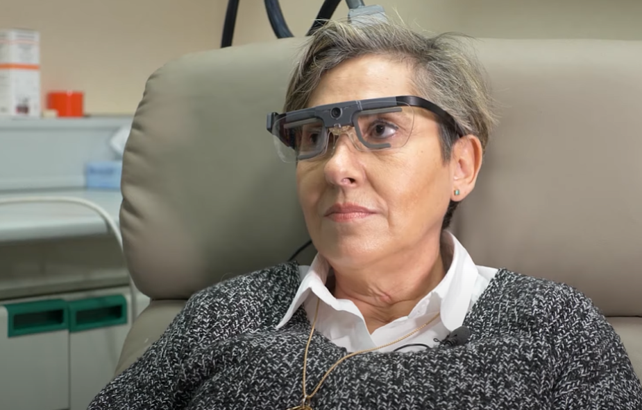 Kobieta odzyskała wzrok po wszczepieniu implantu