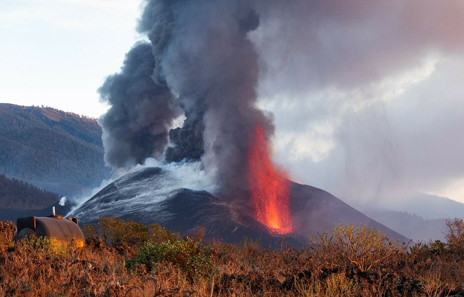 Hiszpanie chcą zbombardować wyspę La Palma. Z wulkanu wciąż spływa lawa