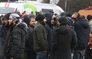 Białoruś wciąż kieruje agresywnych migrantów na granicę