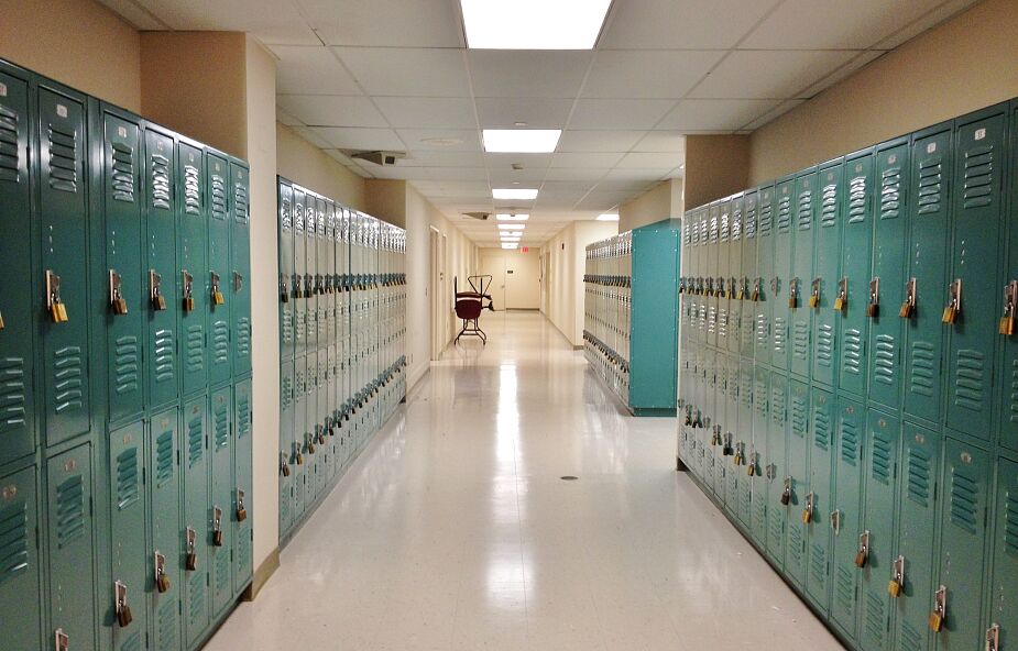 USA: Szkoły odwołują zajęcia z powodu przeciążenia kadry. Rodzice protestują