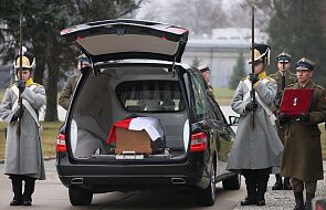 Trumna ze szczątkami Maurycego Mochnackiego powitana z honorami w asyście wojskowej w Warszawie