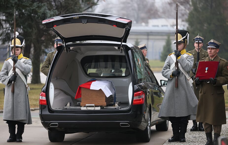 Trumna ze szczątkami Maurycego Mochnackiego powitana z honorami w asyście wojskowej w Warszawie