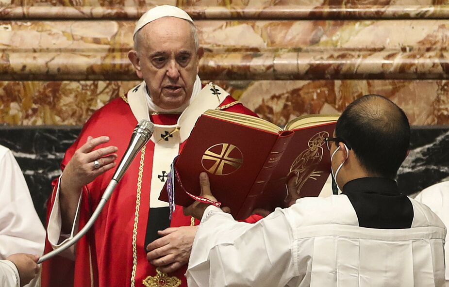 Papież odprawił mszę za zmarłych kardynałów i biskupów