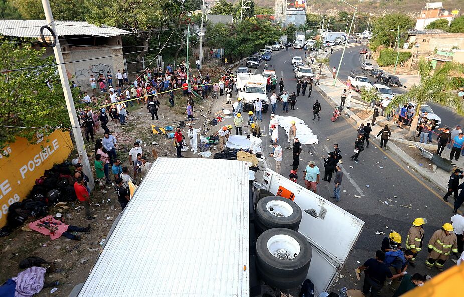 Wypadek ciężarówki wiozącej migrantów. Nie żyje 49 osób