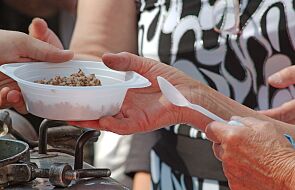 Gorący posiłek na wynos i paczki. Krakowska Caritas wesprze najuboższych w Wigilię