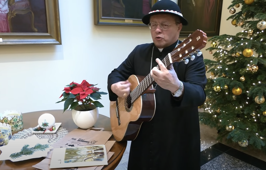 Abp Ryś zaśpiewał znaną kolędę i rozpoczął nowy świąteczny challenge
