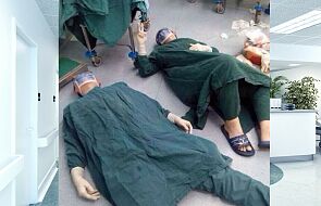 To zdjęcie stało się prawdziwym viralem! Lekarze leżą na podłodze po 32-godzinnej operacji
