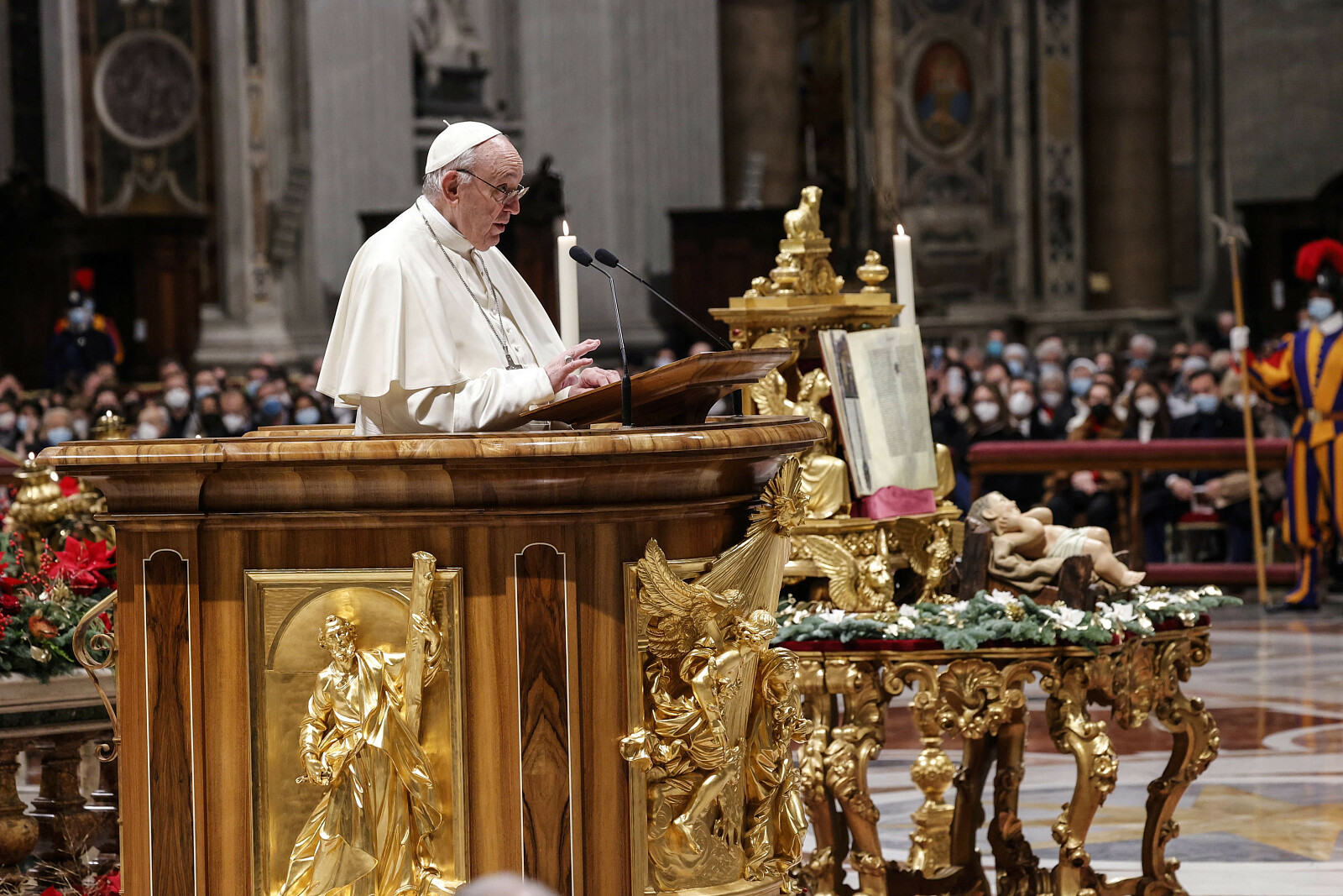 Papież Franciszek celebruje wygłasza homilię podczas nieszporów dziękczynnych na  zakończenie roku w Bazylice św. Piotra w Watykanie, 31 grudnia 2021 r. (fot. GIUSEPPE LAMI/PAP/EPA)