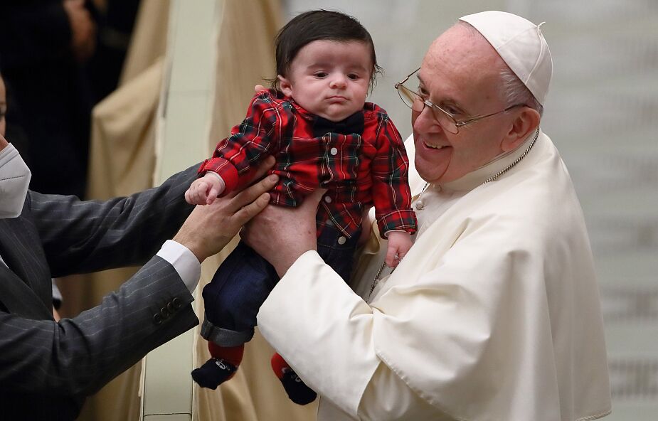 Franciszek: Bóg urodził się jako dziecko, aby nas pobudzić do zatroszczenia  się o innych