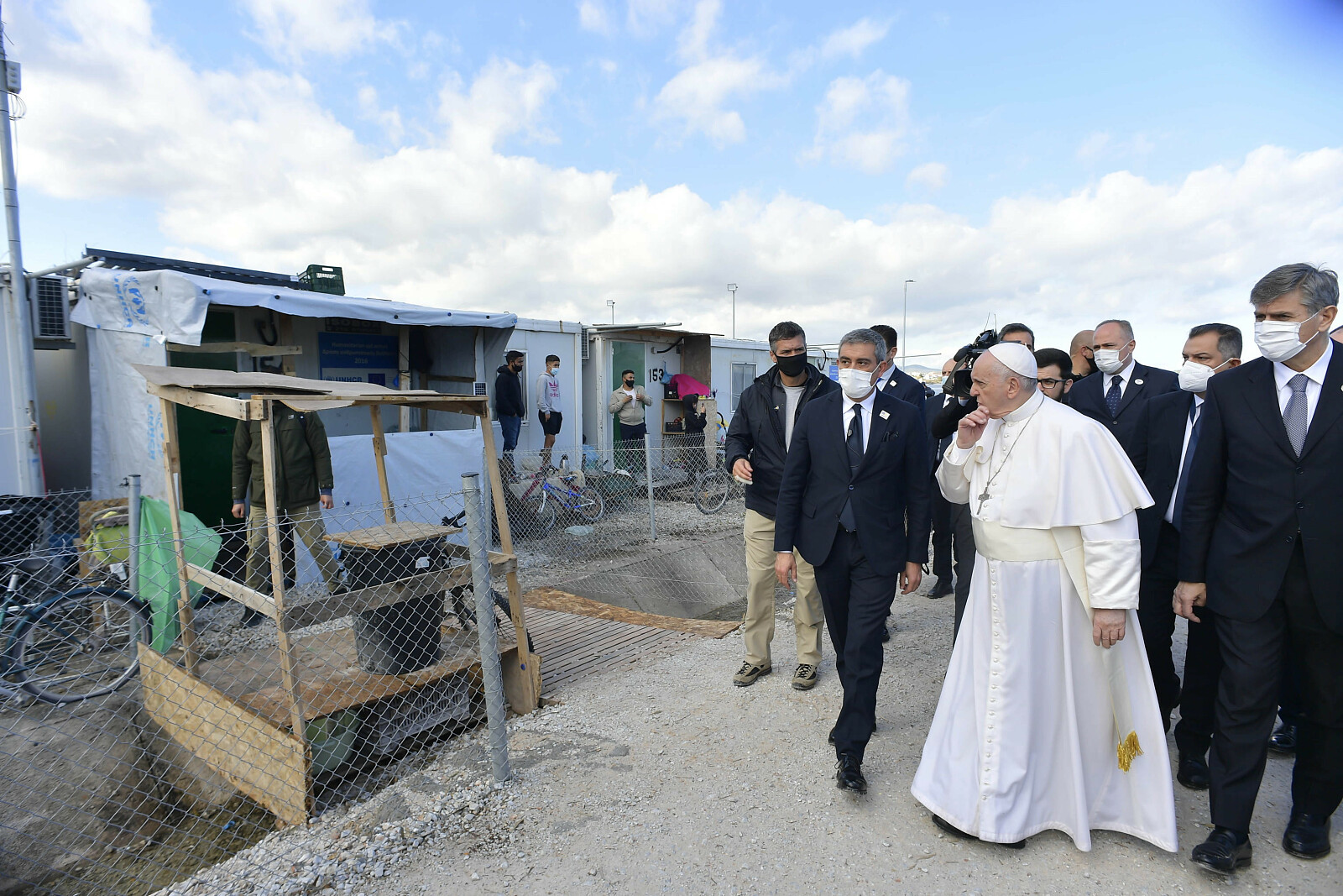 Papież Franciszek podczas wizyty w obozie dla uchodźców na wyspie Lesbos, 5 grudnia 2021 r. (fot. Vatican Media/EPA/PAP)