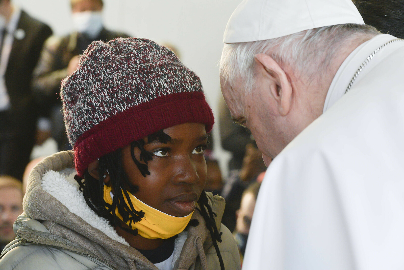 Papież Franciszek podczas spotkania z migrantami na wyspie Lesbos, 5 grudnia 2021 r. (fot. Vatican Media/EPA/PAP)