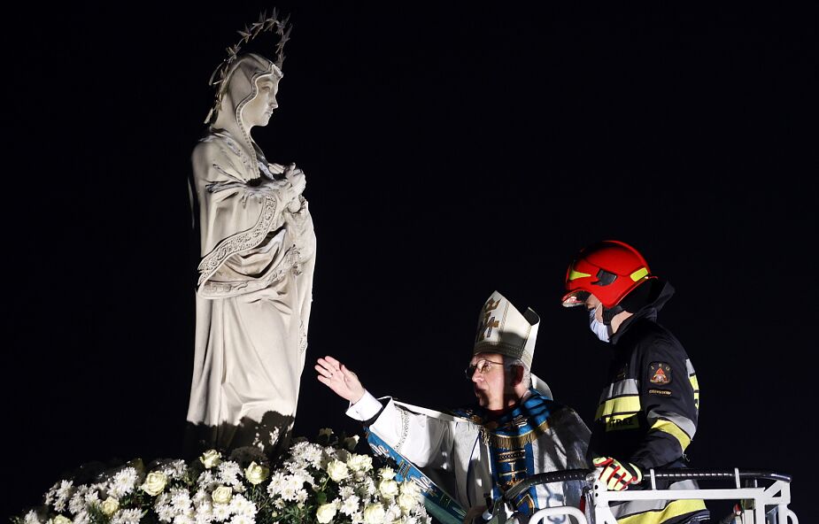 Abp Wacław Depo na drabinie strażackiej złożył Maryi hołd z kwiatów