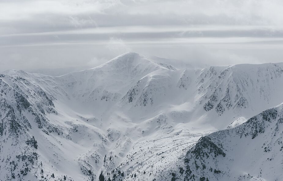 Nie żyje dwóch skialpinistów porwanych przez lawinę w Tatrach