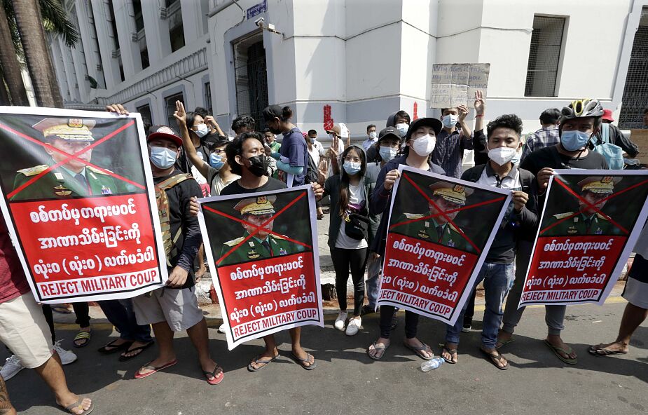 Birma: protesty przeciwko wojskowemu puczowi, policja użyła armatki wodnej