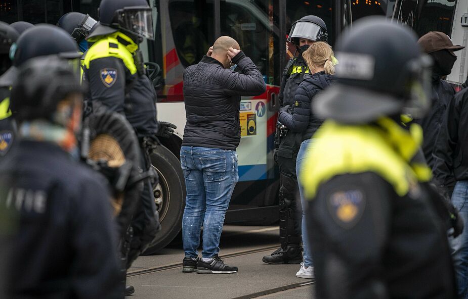 Holandia. Armatki wodne i policjanci na koniach przeciwko protestującym